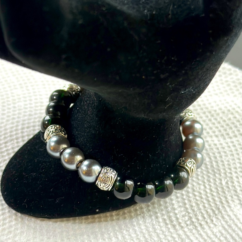 Elegant NWOT Ladies Black & Silver Stretch Bracelet